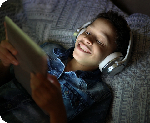 menino olhando o tablet